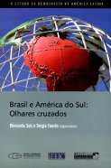 Imagem que mostra a capa de um livro da Plataforma Democrática. Na parte superior, fotografia colorida de uma espécie de globo terrestre que destaca o mapa da América do Sul. Na parte inferior, título da obra: Brasil e América do Sul: olhares cruzados. Mais abaixo, nomes dos organizadores: Bernardo Sorj e Sergio Fausto.