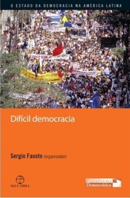 Imagem que mostra a capa de um livro da Plataforma Democrática. Na parte superior, fotografia colorida de pessoas em uma manifestação. Na parte inferior, título da obra: Difícil Democracia. Mais abaixo, nome do organizador: Sergio Fausto. No rodapé, logos da Editora Paz e Terra e da Plataforma Democrática.