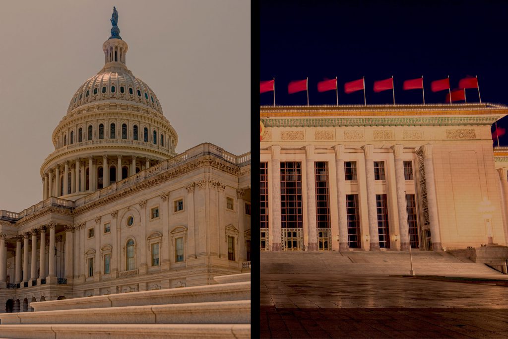 Imagem que mostra duas fotografias coloridas. À esquerda, o Capitólio dos Estados Unidos. À direita, prédio do Partido Comunista da China.