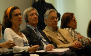 Fotografia colorida de pessoas na plateia do auditório da Fundação FHC, em um evento do Acervo. Uma destas pessoas é Fernando Henrique Cardoso. Todos estão sentados.