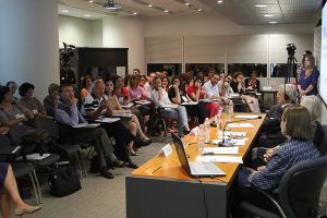 Fotografia colorida de um evento do Acervo no auditório da Fundação FHC. À direita, sentados e atrás de uma mesa de madeira, os palestrantes. À esquerda, também sentados, os participantes.