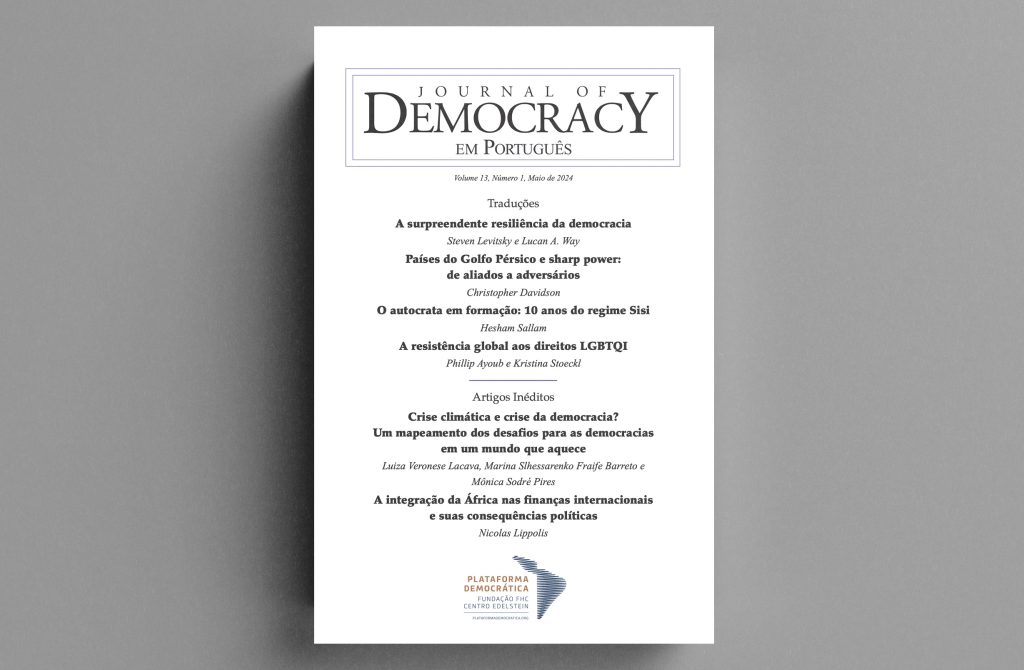 Imagem que mostra a capa desta edição do Journal of Democracy em Português. De cima para baixo, títulos dos artigos e nomes dos autores. São eles: A surpreendente resiliência da democracia, de Steven Levitsky e Lucan A. Way; Países do Golfo Pérsico e sharp power: de aliados a adversários, de Christopher Davidson; O autocrata em formação: 10 anos do regime Sisi, de Hesham Sallam; A resistência global aos direitos LGBTQI, de Phillip Ayoub e Kristina Stoeckl; Crise climática e crise da democracia? Um mapeamento dos desafios para as democracias em um mundo que aquece, de Luiza Veronese Lacava, Marina Slhessarenko Fraife Barreto e Mônica Sodré Pires; e A integração da África nas finanças internacionais e suas consequências políticas, de Nicolas Lippolis. No rodapé, logo da Plataforma Democrática.