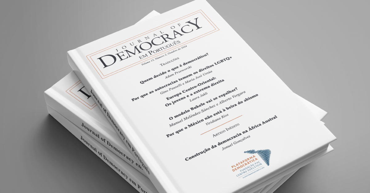 Imagem que mostra a capa desta edição do Journal of Democracy em Português. No topo da capa, o logo do Journal. Mais abaixo, centralizados, títulos dos artigos e os nomes dos autores. De cima para baixo, são eles: Quem decide o que é democrático?, de Adam Przeworski; Por que as autocracias temem os direitos LGBTQ+, de Gino Pauselli e María José Urzúa; Europa Centro-Oriental: Os jovens e a extrema direita, de Laura Jakli; O modelo Bukele vai se espalhar?, de Manuel Meléndez-Sánchez e Alberto Vergara; Por que o México não está à beira do abismo, de Viridiana Ríos; e Construção da democracia na África Austral, de Jonuel Gonçalves. No rodapé da capa, logo da Plataforma Democrática.