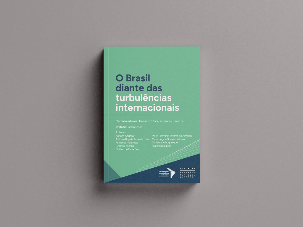 Imagem que mostra a capa do livro 'O Brasil diante das turbulências internacionais'. A obra tem as cores verde-claro e azul-escuro. O título da publicação está no centro, nas cores branco e azul-escuro, com fundo verde-claro. Mais abaixo, também em branco, nomes dos autores e logos da Fundação FHC e da Plataforma Democrática.